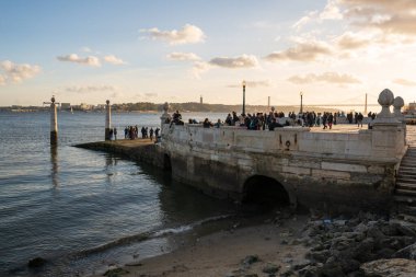 Lizbon tarihi Cais das Colunas Portekiz 'de turistlerle dolu