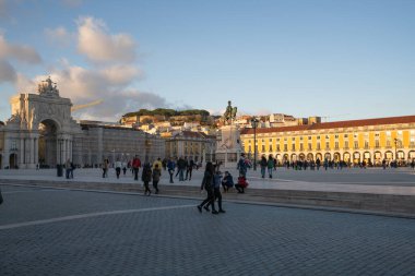 Lizbon şehir simgesi Praca do Comercio Terreiro do Paco güzel tarihi binalar günbatımında Portekiz 'de turistlerle dolu.
