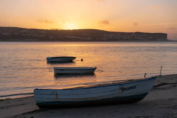 Fiskebåtar Vid Ett Flodhav Vid Solnedgången Foz Arelho Portugal — Stockfoto