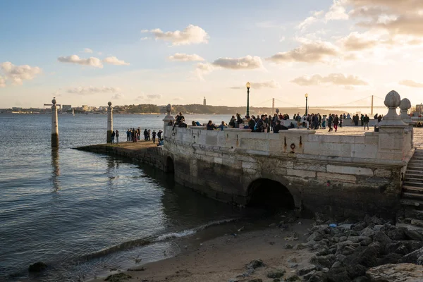 Lizbon tarihi Cais das Colunas Portekiz 'de turistlerle dolu