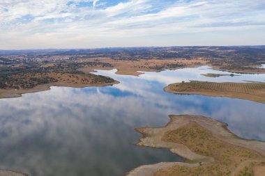 Portekiz, Terena 'da gün batımında bir baraj gölü rezervuarının insansız hava aracı panoraması