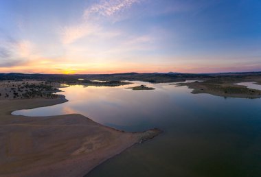 Portekiz, Terena 'da gün batımında bir baraj gölü rezervuarının insansız hava aracı panoraması