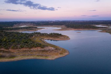 Arraiolos Alentejo, Portekiz 'deki Minutos Barajı' nın panoramik hava görüntüsü.
