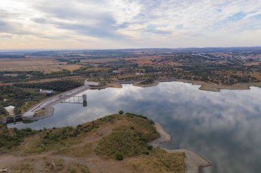 Portekiz, Terena 'daki bir baraj gölü rezervuar arazisinin insansız hava aracı panoraması.