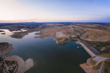 Portekiz, Terena 'daki bir baraj gölü rezervuar arazisinin insansız hava aracı panoraması.