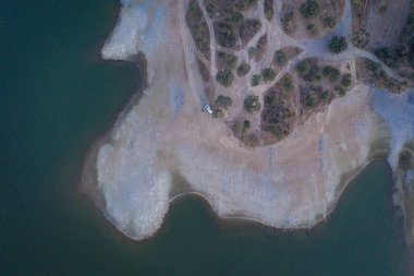Portekiz, Terena Alentejo 'daki Lucefecit Barajı' nda yaşayan bir karavanın panoramik hava görüntüsü.