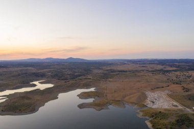 Portekiz, Terena 'da gün batımında bir baraj gölü rezervuarının insansız hava aracı panoraması