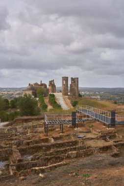Portekiz 'in Alentejo kentindeki tarihi Montemor o Novo şatosu harabe halinde.