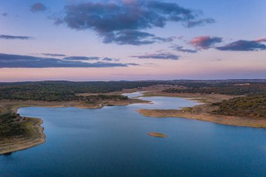 Arraiolos Alentejo, Portekiz 'deki Minutos Barajı' nın panoramik hava görüntüsü.