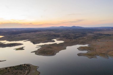 Portekiz, Terena 'da gün batımında bir baraj gölü rezervuarının insansız hava aracı panoraması