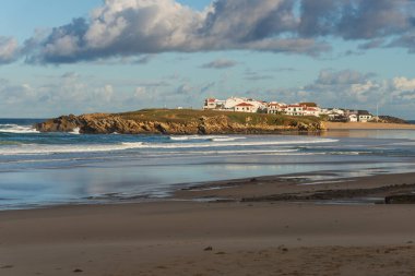 Atlantik okyanusu ve Portekiz, Peniche 'deki yerel evleri olan Baleal adası plajı.