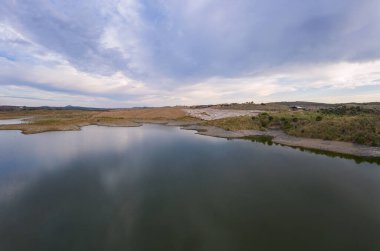 Portekiz, Terena 'da gün batımında bir baraj gölü rezervuarının insansız hava aracı panoraması
