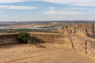 Arka planında baraj gölü olan Terena Kalesi 'nin içi ve Portekiz' in Alentejo kentindeki Terena köyü.