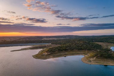 Arraiolos Alentejo, Portekiz 'deki Minutos Barajı' nın panoramik hava görüntüsü.