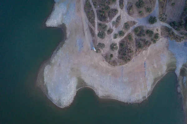 Portekiz, Terena Alentejo 'daki Lucefecit Barajı' nda yaşayan bir karavanın panoramik hava görüntüsü.