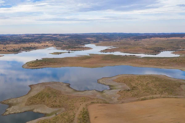 Portekiz, Terena 'da gün batımında bir baraj gölü rezervuarının insansız hava aracı panoraması