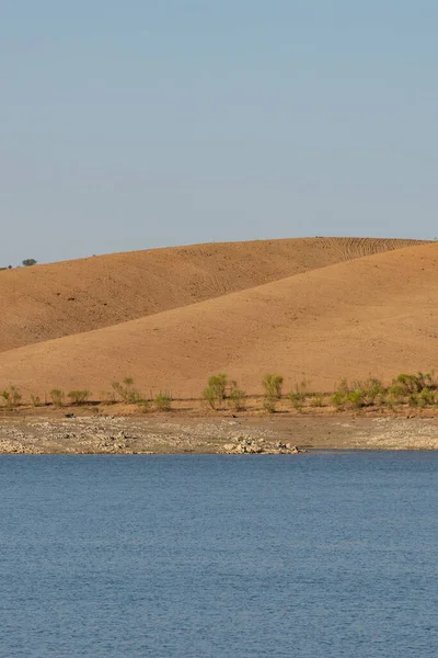 Desierto Como Paisaje Montañoso Con Reflexión Sobre Agua Embalse Lago — Foto de Stock