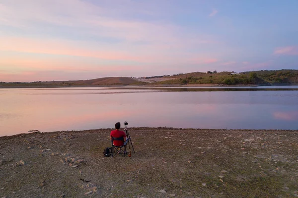 Hombre Sentado Silla Lago Bebiendo Cerveza Fotografiando Viendo Paisaje Alentejo — Foto de Stock