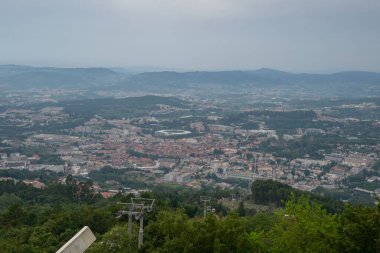 Portekiz 'deki Santuario da Penha Sığınağı' ndan Guimaraes şehir manzarası