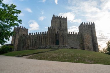 Guimaraes kalesi ve parkı, Portekiz 'de.