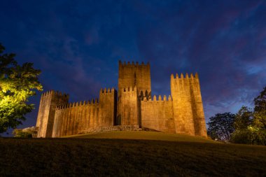 Guimaraes Şatosu, gün batımında Portekiz 'de