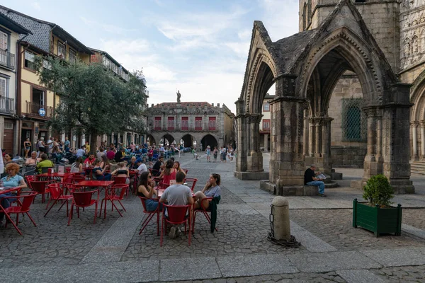 Guimaraes, Portekiz 'deki Largo da Oliveira' da turistler