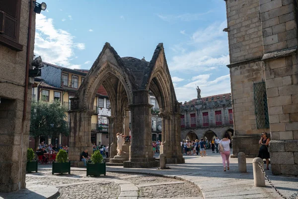 Guimaraes, Portekiz 'deki Largo da Oliveira' da turistler