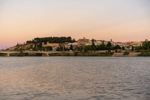 Miasto Badajoz Zachodzie Słońca Rzeką Guadianą Hiszpanii — Zdjęcie stockowe