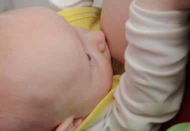 Anne emzirme anne sütü ile erkek bebek