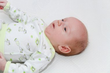 İki aylık yeni doğan erkek bebek zevk