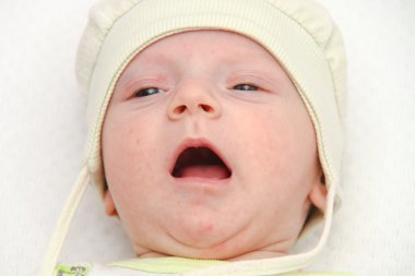 İki aylık yeni doğan erkek bebek zevk