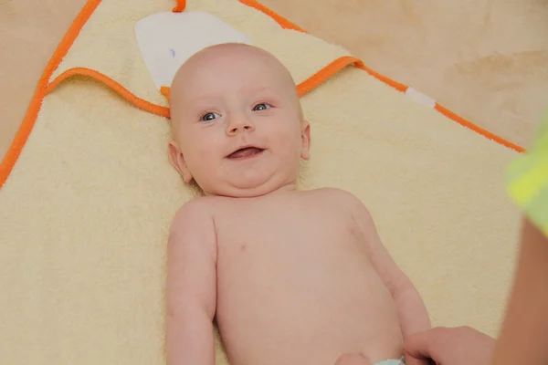 Mamma tycker om att spela med sin fem månader baby pojke — Stockfoto