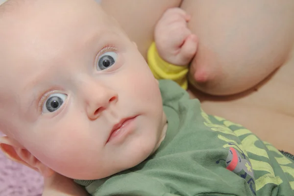 Mamá amamantando bebé niño con leche materna —  Fotos de Stock