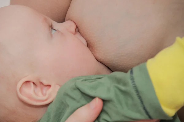 Mãe amamentando bebê menino com leite materno — Fotografia de Stock