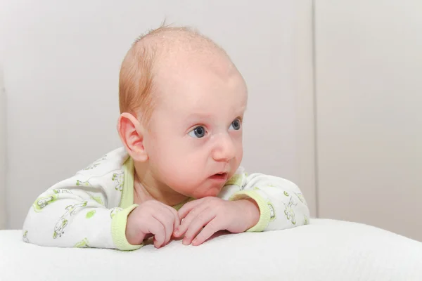 Bebé recién nacido de dos meses disfrutando — Foto de Stock