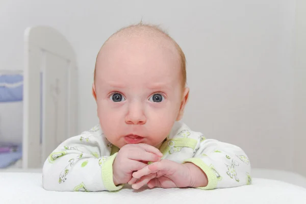 Bebé recién nacido de dos meses disfrutando — Foto de Stock