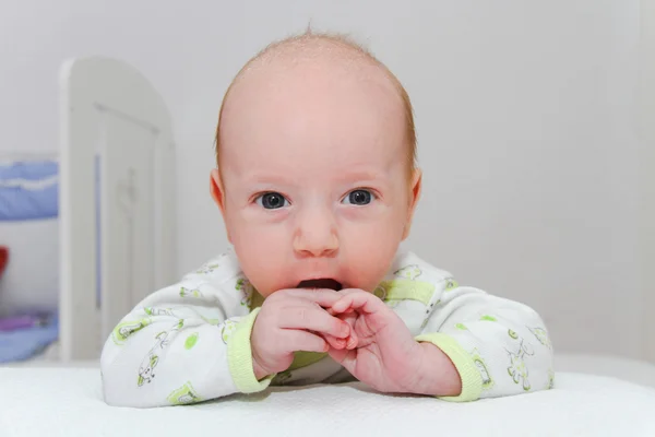 Bebé recién nacido de dos meses disfrutando — Foto de Stock