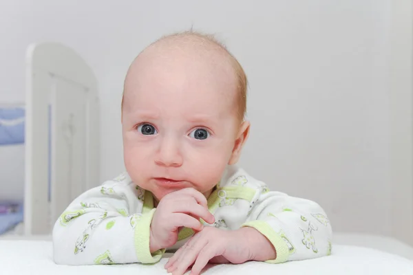 Bebé recién nacido de dos meses disfrutando — Foto de Stock