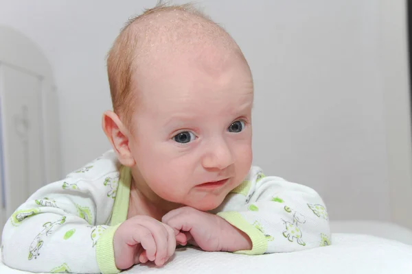 Bebé recién nacido de dos meses disfrutando — Foto de Stock