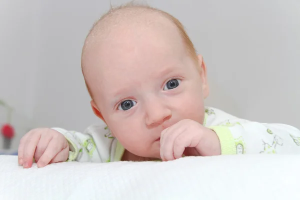 Twee maanden oude mannelijke pasgeborene genieten van — Stockfoto