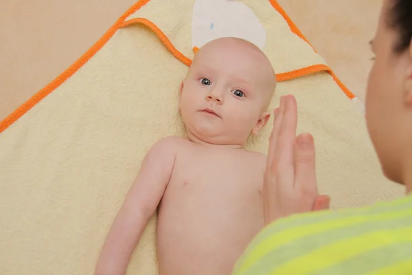 Mutter genießt das Spielen mit ihrem fünf Monate alten Jungen — Stockfoto