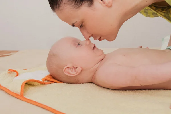 Moeder genieten van het spelen met haar vijf maanden babyjongen — Stockfoto