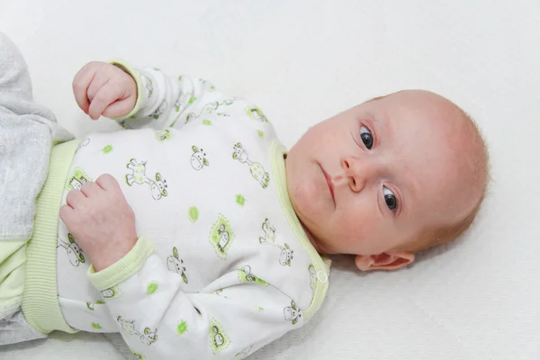 Due mesi neonato maschio bambino godendo — Foto Stock