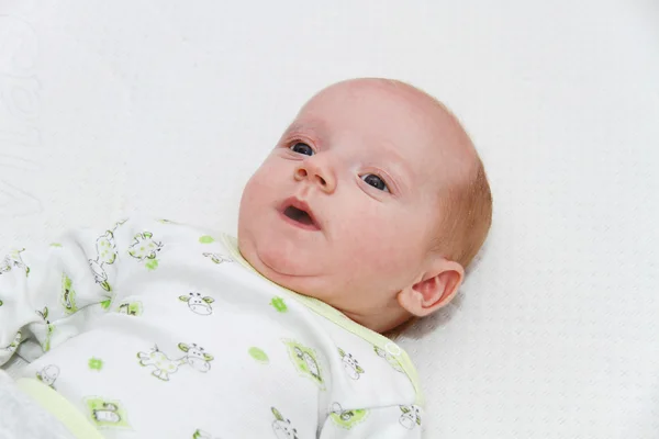 Двухмесячный новорожденный мальчик наслаждается — стоковое фото