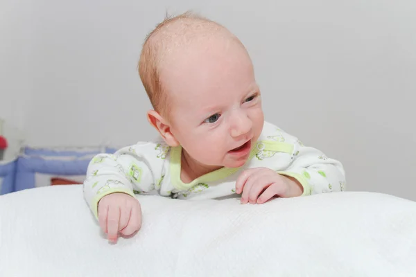 Bebé recién nacido de dos meses disfrutando — Foto de Stock