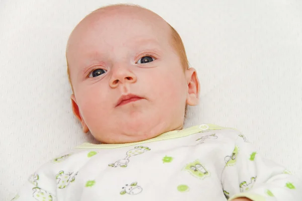 Bebé recién nacido de dos meses disfrutando — Foto de Stock