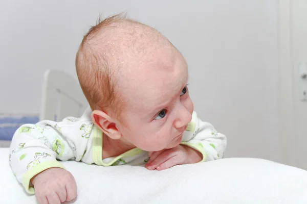 Twee maanden oude mannelijke pasgeborene genieten van — Stockfoto