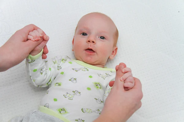 Mãe brincando com ela dois meses bebê menino — Fotografia de Stock