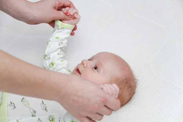 Moeder spelen met hertwo maanden babyjongen — Stockfoto