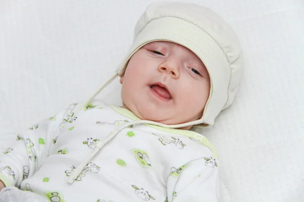 Due mesi neonato maschio bambino godendo — Foto Stock